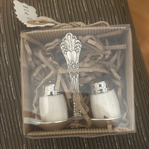 131) Mud Pie  small salt and pepper set new in box - Picture 1 of 1